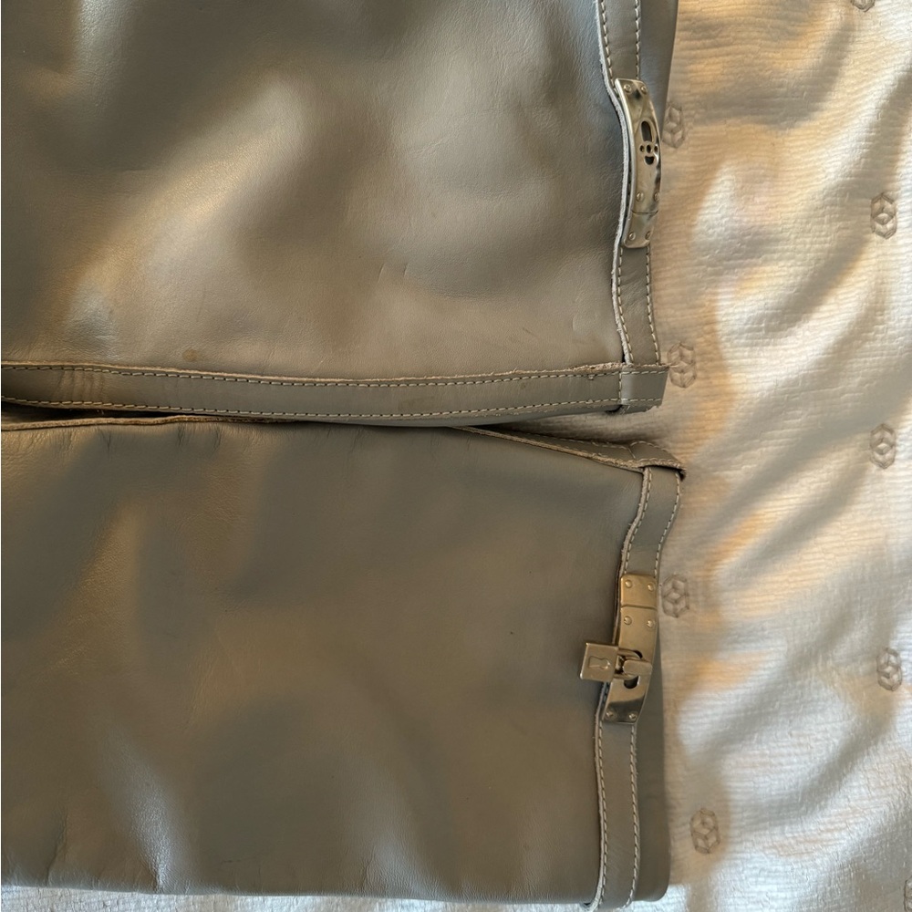 Steven DANN grey boot. Silver metal with lock. One lock missing. Heels scuffed - Picture 5 of 5